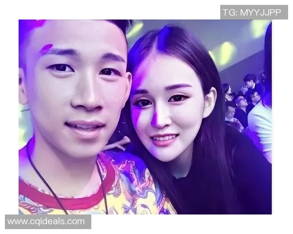 足球球星与女友甜蜜互动 逗趣瞬间曝光让人忍俊不禁